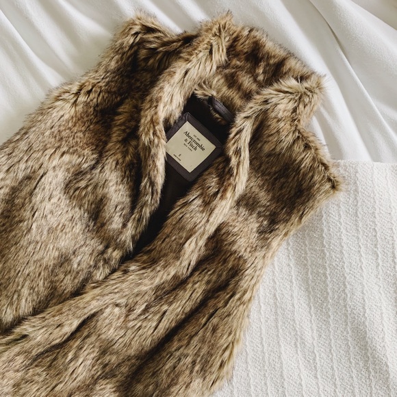 Abercrombie & Fitch Jackets & Blazers - Abercrombie & Fitch - Faux Fur Vest Abercrombie & Fitch Jackets & Blazers - Abercrombie & Fitch - Faux Fur Vest